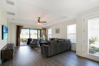 Gorgeous lakefront home in Esplanade Golf & Country Club in Lakewood Ranch - Elwood Park - 9