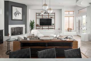 Sierra Luxe Home - Chic Design Dream Backyard with Pool - Scottsdale - 3