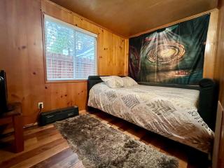 Cozy Big Bear cabin for couples Hot tub,deck,pets,WiFi - Big Bear City - 4