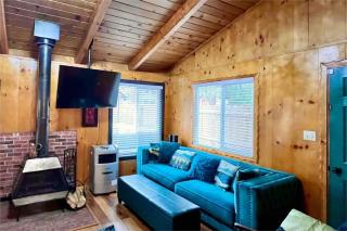 Cozy Big Bear cabin for couples Hot tub,deck,pets,WiFi - Big Bear City - 3
