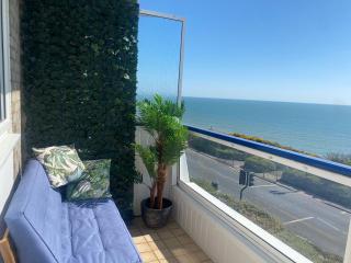 Coastal Views-2 bedroom, 2 bathroom flat in Southbourne with balcony and panoramic sea views - 9