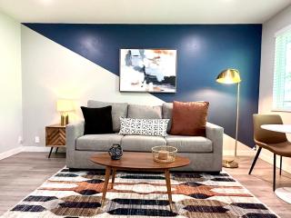 Downtown-King Bed-Top Floor-Parking-Wi-Fi - Walnut Creek - 0