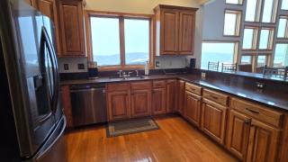 At The Top- beautiful 4 bedroom townhouse with hot tub, games and lake views! - McHenry - 6