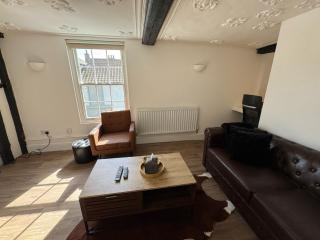 Rustic Elegance Town Centre Flat - 1