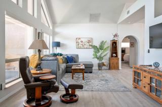 Red Rock Vista Home - Luxe Comfort & Breathtaking Views - 1