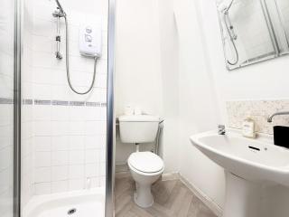 Fiona Place near Winchester - 3 Double Beds, 2 Single Beds, 2 Sofa Beds - FREE parking available upon request - Winchester - 4