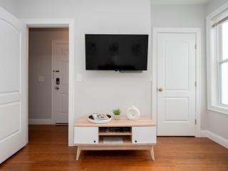 Jennifer's Chic Modern 1st Floor Apt Private Patio - 4