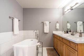 Saguaro Sunrise -Luxe Condo with Balcony & Pool - Scottsdale - 7