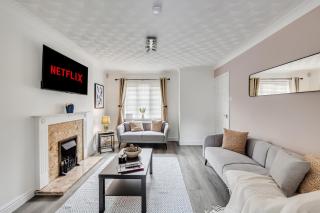Stylish Detached House - Close to City Centre - Sleeps up to 7 - Driveway Parking, Self Check-In, Study Room, Fast WiFi and Sky TV - Milton Keynes - 0