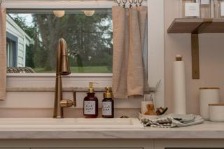 Delightful & Well Provisioned Home in Ideal Local - - 9