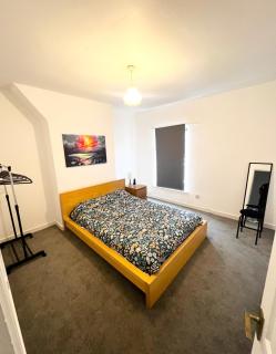 Cute two bedroom house with free street parking - Liverpool - 6
