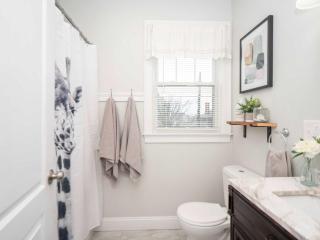 Jennifer's Private Amazing View Walkable Apartment with Relaxing Deck - 8