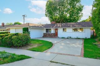 Cozy Family Retreat with Fireplace & Spacious Yard - Duarte - 5