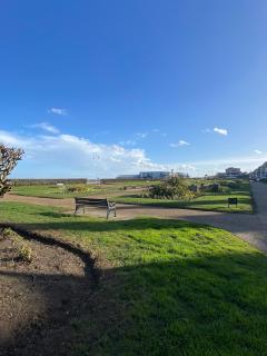 Beach View One Bedroom Apartment in Lowestoft by Eason Stays, Ideal For Weekend Getaways & Business Travellers - with Free parking! - Lowestoft - 0