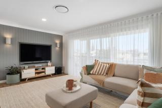 4 Bedroom house in paradise, walk to beach and rockpools, large yard - Anna Bay - 0
