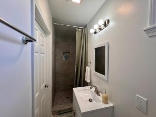 Charming Studio Cabin under Oak tree 2 mins walk to Magazine quiet neighborhood - 3