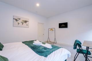 Spacious 4 Bedroom House in Walkden, Worsley by Eason Stays, Ideal For Contractors Digs and Weekend Stays, with Free Parking! - Worsley - 9