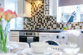 Comfortable Two Bedroom Apartment in Sheffield by Eason Stays, Ideal For Business Travellers, Hospital Workers & Placements - with Free Parking! - Sheffield - 2