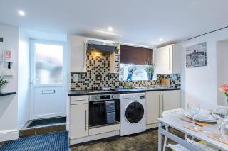 Comfortable Two Bedroom Apartment in Sheffield by Eason Stays, Ideal For Business Travellers, Hospital Workers & Placements - with Free Parking! - Sheffield - 1