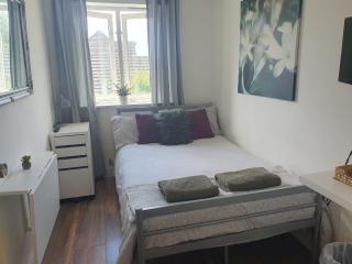 Stylish Small Double with Free Parking near Hampton Court-R1 - 9
