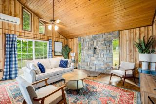 Modern Cabin w Mountain View Hot Tub & Fire Pit - Morton Grove - 1