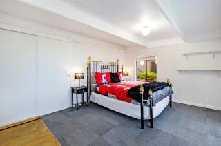 Kay's Place - Beachfront 3 Bedroom - - 2