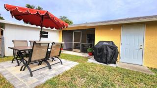 Rustic Urban Escape Serene Home near the Beach - Cape Coral - 5