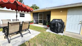 Rustic Urban Escape Serene Home near the Beach - Cape Coral - 3