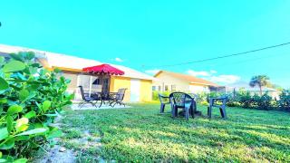 Rustic Urban Escape Serene Home near the Beach - Cape Coral - 1