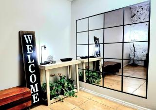 Rustic Urban Escape Serene Home near the Beach - Cape Coral - 7
