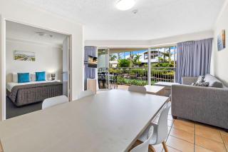 3 bedroom swim out apartment, right on the pool in Alexandra Headland , across from the beach - 7
