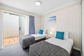 3 bedroom swim out apartment, right on the pool in Alexandra Headland , across from the beach - Alexandra Headland - 1