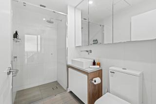 Stylish Valley Pad with City Views, Huge Gym & Park - 1