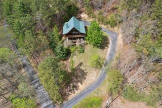 3BR Cabin with views, hot tub, fishing pond, and game room - Sevierville - 5