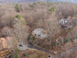 Dancing Bear Lodge, 1089 FREE attraction tickets for each paid day, Dollywood and more - Gatlinburg - 6