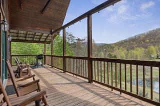 3BR Cabin with views, hot tub, fishing pond, and game room - Sevierville - 8