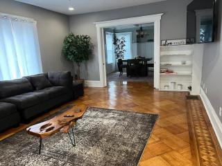 The Grand Parkway is a unique getaway with charm! - East Orange - 2