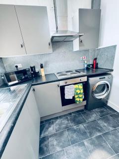 SwankyApartmentDudleyNearM6 - 7