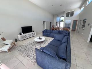 Lakefront Luxury Golf & Beach - Pelican Waters - 4