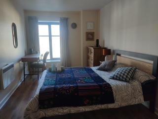 Swallows Nest - spacious bright double bedroom with ensuite bathroom - 0