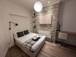 Stylish Interior Cosy Haven - On-street Parking - Manchester - 3