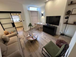 Stylish Interior Cosy Haven - On-street Parking - 0