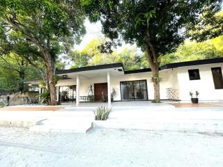Secluded 4BD Beach Villa, Fast Wifi, Pet Friendly - Lian - 8