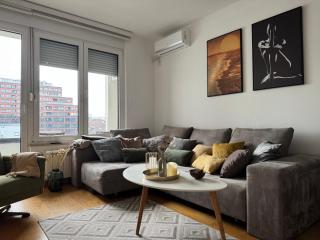 Urban Jungle - 120" Beamer Netflix - Novi Sad - 9