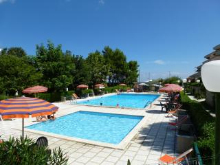 110 - Appartamento trilocale al piano terra al Residence Pineta di fronte alla piscina vicino al mare SPIAGGIA inclusa nel prezzo - Marcelli - 0