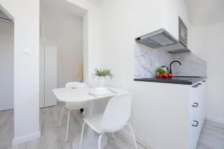 Bright Apartments with Air Conditioning Near the Copernicus Science Center in Warsaw by Noclegi Renters - Warsaw - 2