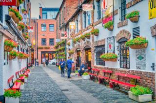 Pass the Keys Luxury 2BR W Balcony Cathedral Qtr. Parking - Belfast - 9