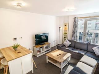 Pass the Keys Luxury 2BR W Balcony Cathedral Qtr. Parking - Belfast - 5