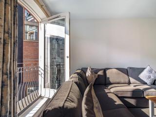 Pass the Keys Luxury 2BR W Balcony Cathedral Qtr. Parking - Belfast - 2