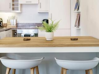 Pass the Keys Luxury 2BR W Balcony Cathedral Qtr. Parking - Belfast - 1